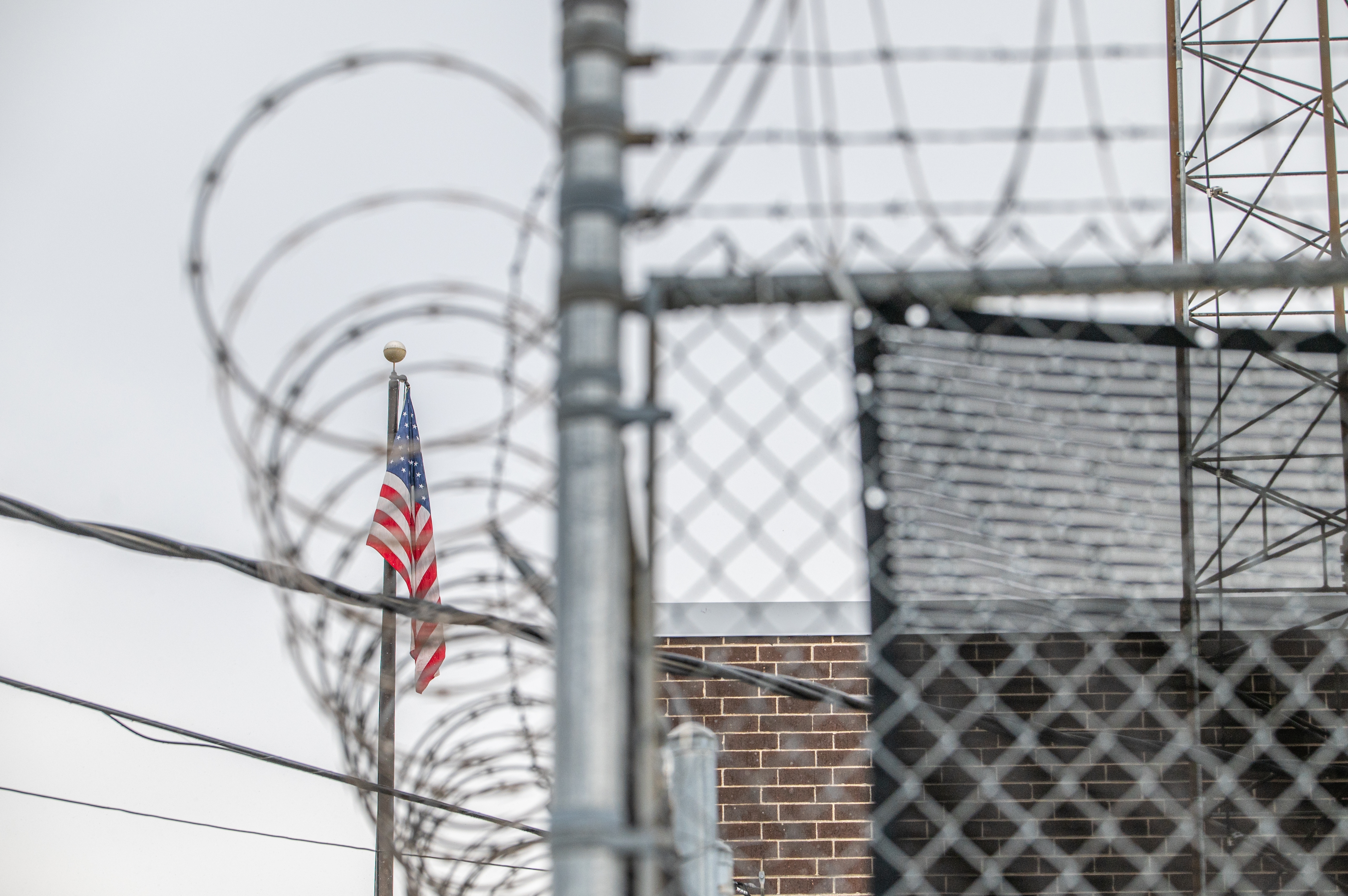 El localizador de detenidos de ICE dejó de mostrar a muchas personas con órdenes finales de deportación: lo que las familias deben saber